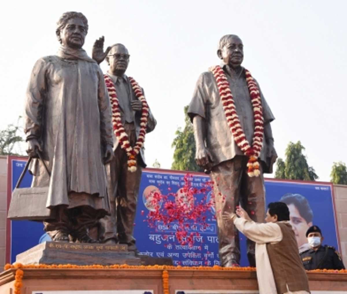 डॉ बी.आर. आंबेडकर पुण्यतिथि: परिनिर्वाण दिवस पर BSP सुप्रीमो मायावती ने दी बाबा साहेब को श्रद्धांजलि डॉ बी.आर. आंबेडकर पुण्यतिथि: परिनिर्वाण दिवस पर BSP सुप्रीमो मायावती ने दी बाबा साहेब को श्रद्धांजलि