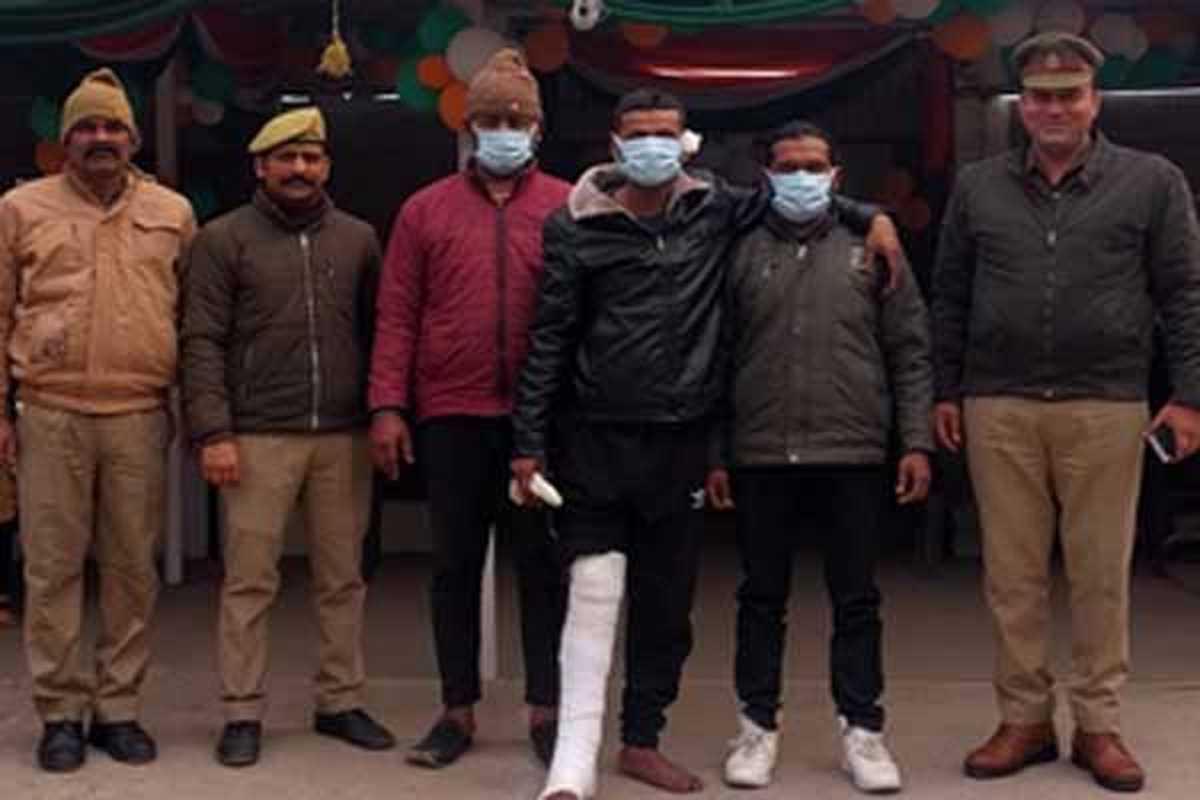 दुकान के अंदर तमंचा दिखाकर लूटपाट की कोशिश करने वाले तीन शातिर गिरफ्तार दुकान के अंदर तमंचा दिखाकर लूटपाट की कोशिश करने वाले तीन शातिर गिरफ्तार