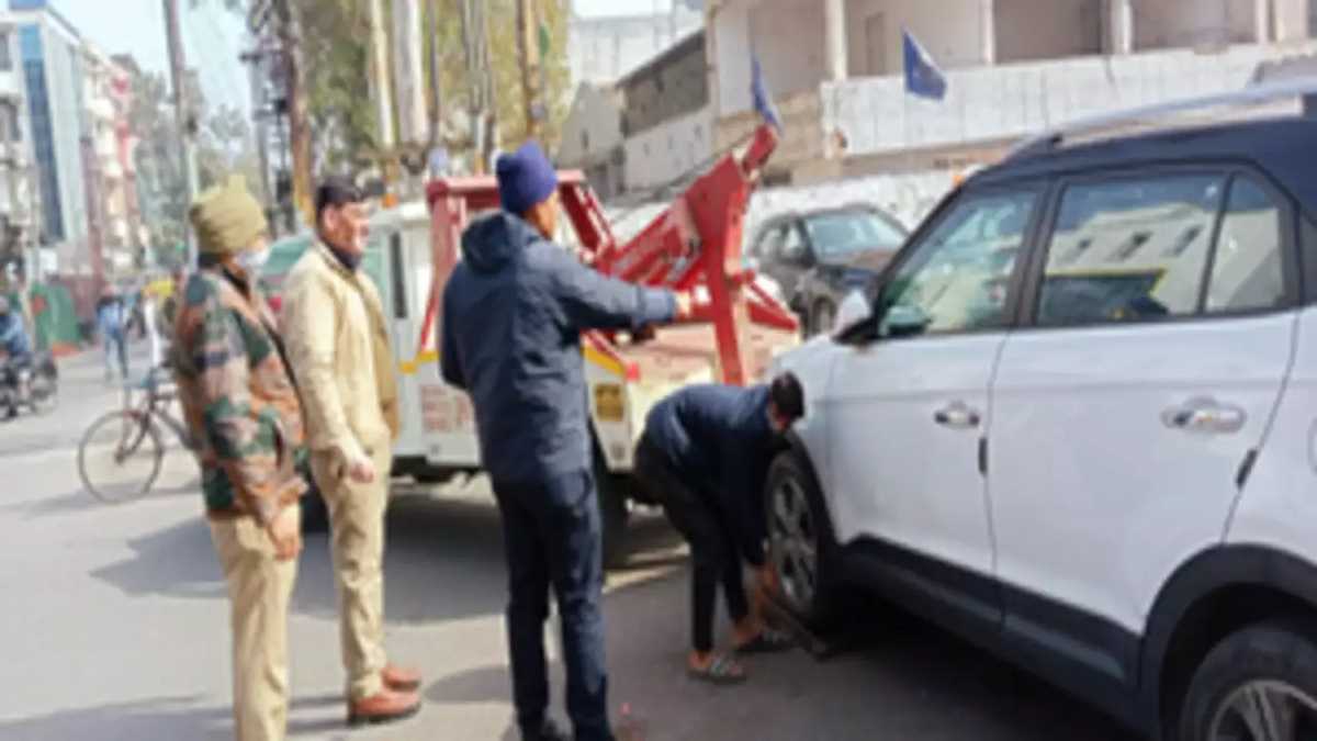 सड़क सुरक्षा को लेकर काटे गए 6 हजार से ज्यादा चालान, 22 वाहन सीज