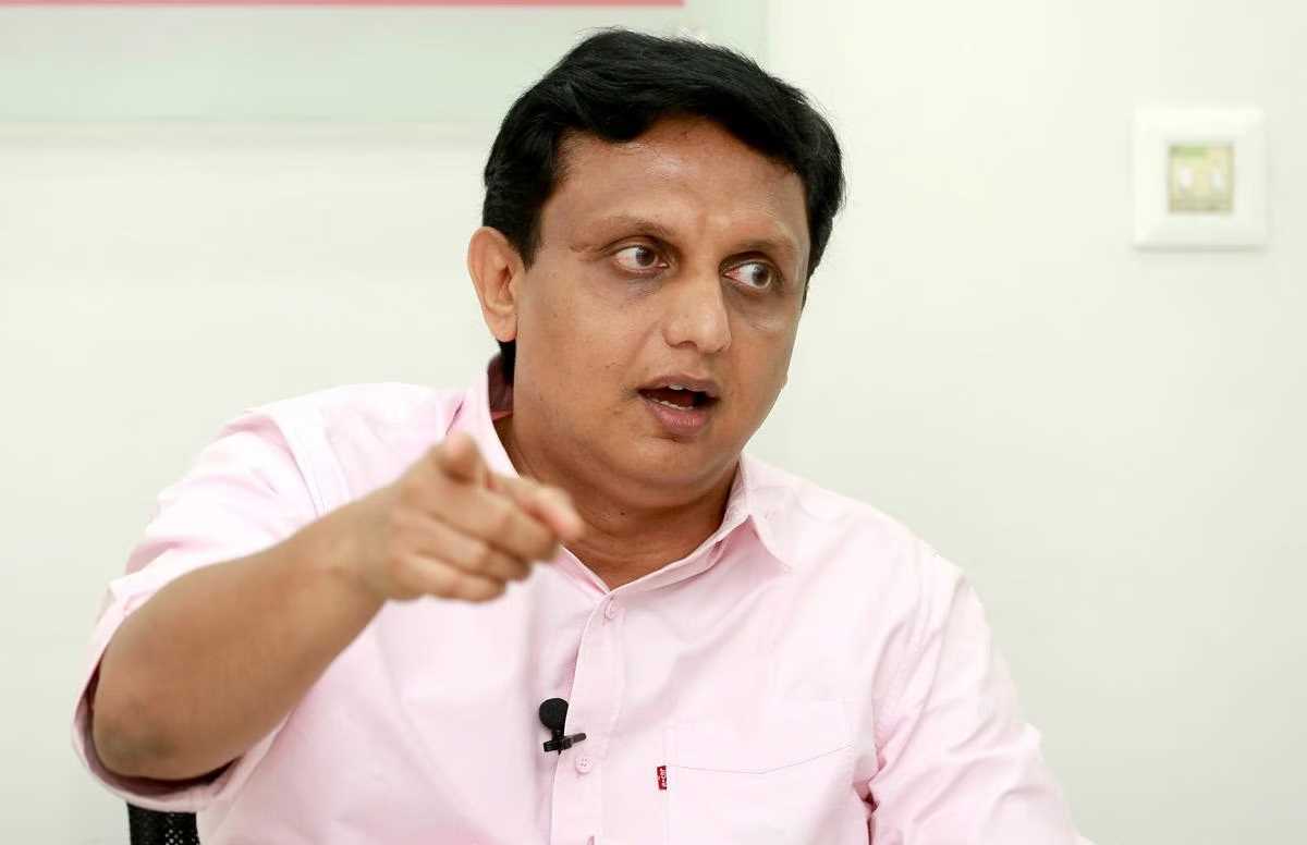 अपनी ही पार्टी के विधायक के निशाने पर आए सीएम विजयन के दामाद