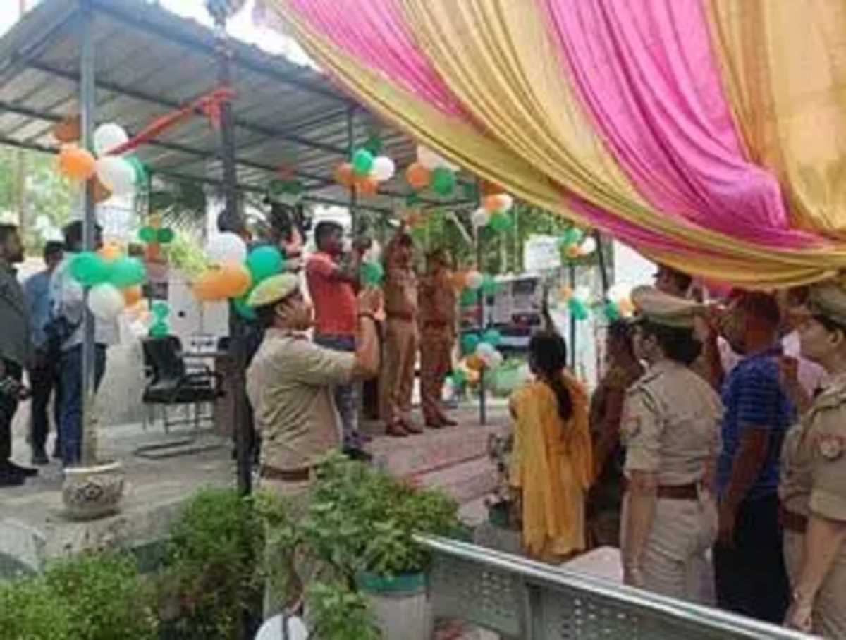 नोएडा : नए कानूनों के बारे में जागरूकता की कवायद शुरू, लोगों के बीच पहुंच रहे हैं पुलिस अधिकारी