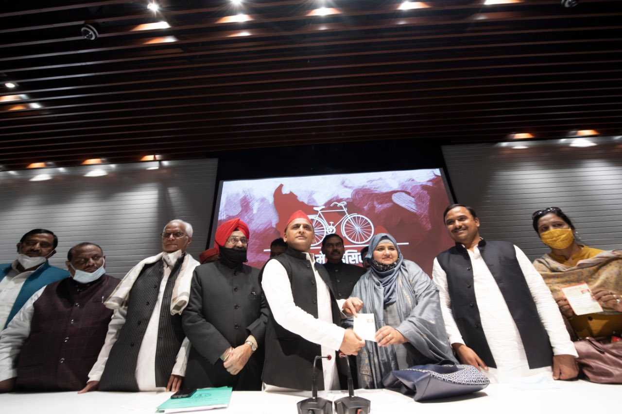 सपा में शामिल हुईं मशहूर शायर मुनव्वर की बेटी सुमैया राना सपा में शामिल हुईं मशहूर शायर मुनव्वर की बेटी सुमैया राना