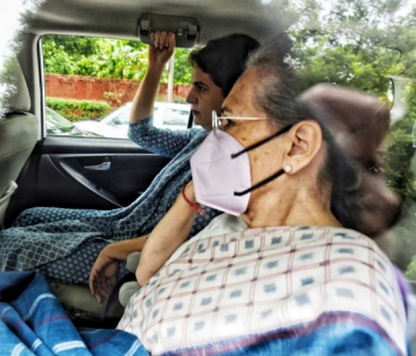 ED ऑफिस से बाहर निकलीं सोनिया गांधी, करीब 3 घंटे हुई पूछताछ