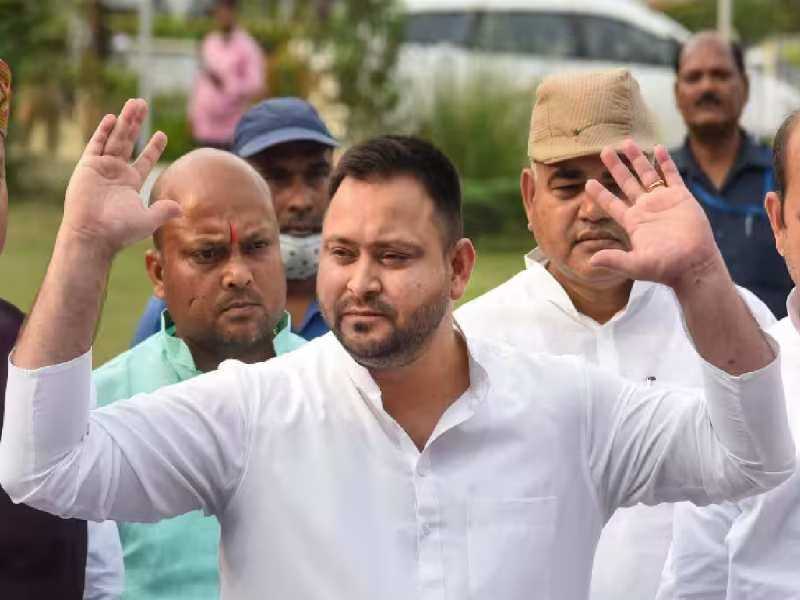 व्हील चेयर पर बैठकर मंच तक पहुंचे तेजस्वी, लोगों से की संविधान बचाने की अपील