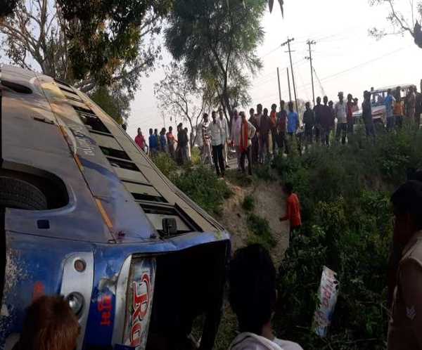 आगरा में यात्रियों से भरी बस खाई में गिरी, दो दर्जन लोग घायल