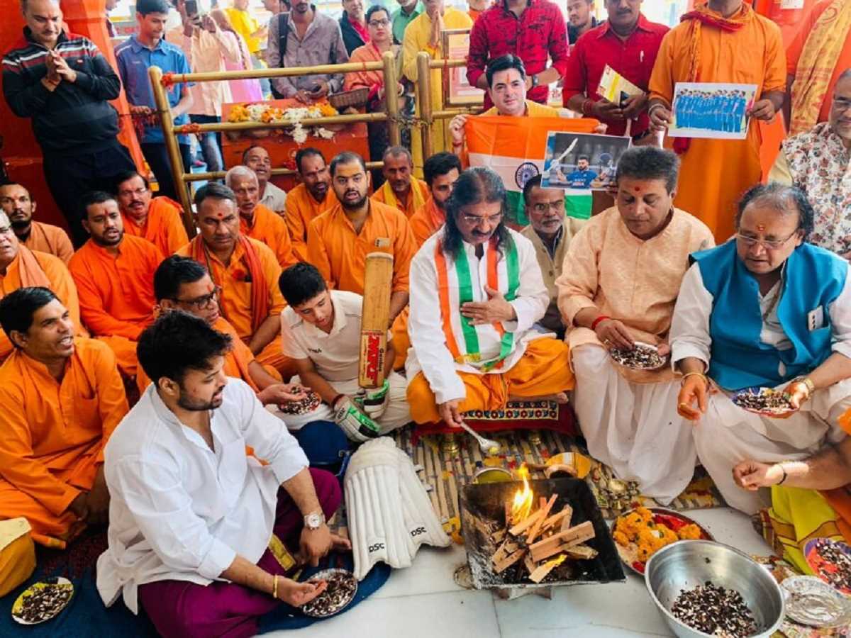 क्रिकेट विश्वकप के फाइनल में भारत की जीत को हो रहा हवन-पूजन और प्रार्थना