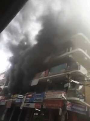 नोएडा: निठारी गांव की पांच मंजिला इमारत में लगी भीषण आग