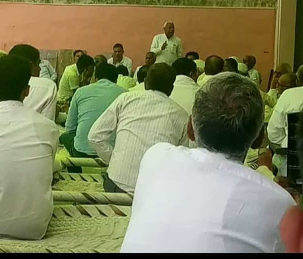 किसानों की समस्याओं का निराकरण नहीं कर पा रहे प्राधिकरण के अधिकारी