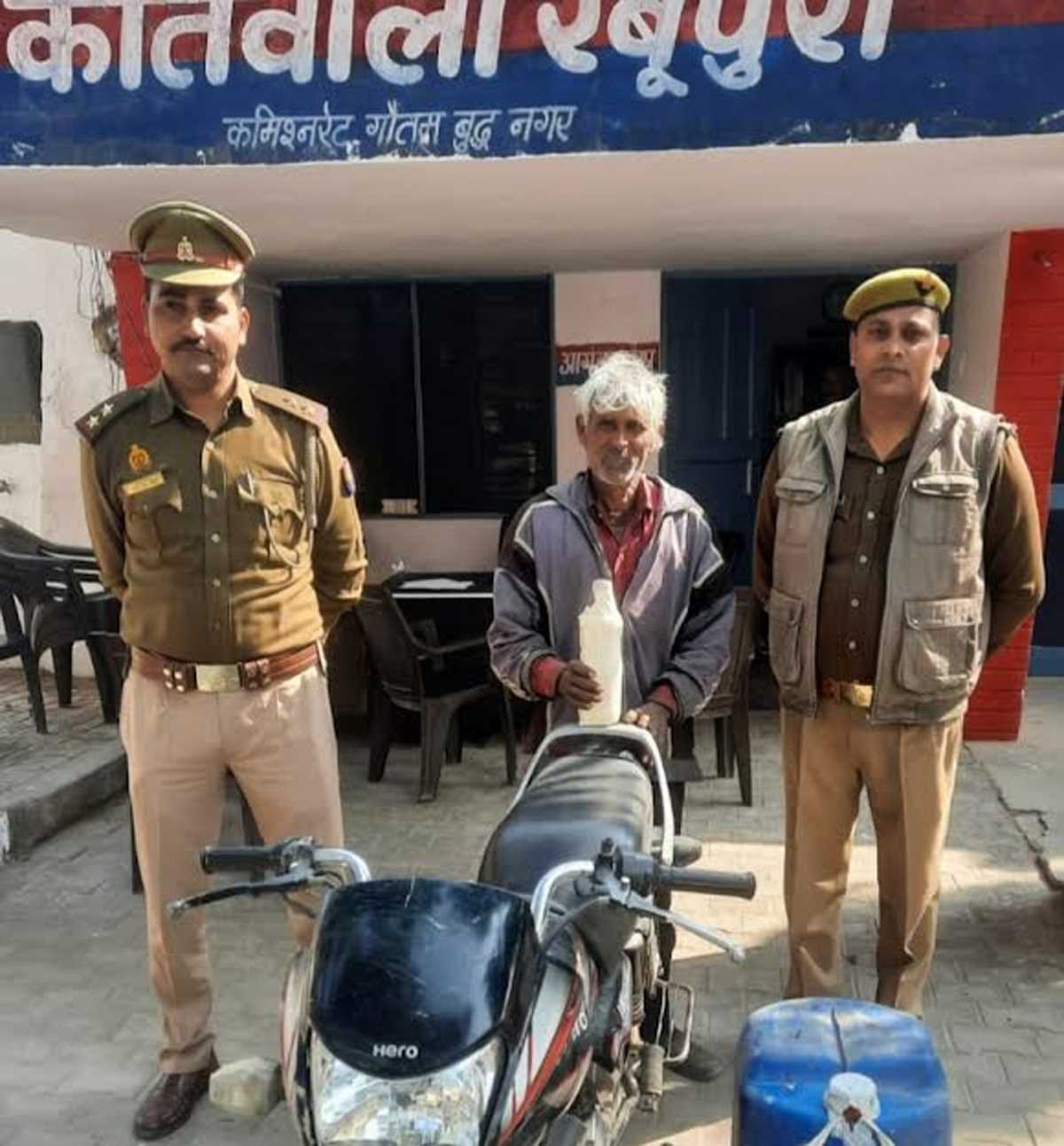 यमुना एक्सप्रेस वे के समीप पचास लीटर कच्ची शराब बरामद यमुना एक्सप्रेस वे के समीप पचास लीटर कच्ची शराब बरामद