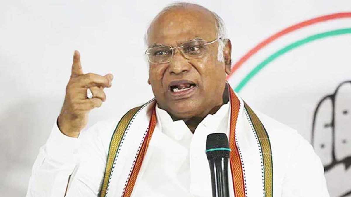 भाजपा ने लोकतंत्र को नष्ट करने के लिए निलंबित करो, बाहर फेंको और बुलडोजर चलाओ की रणनीति अपनाई है : खड़गे भाजपा ने लोकतंत्र को नष्ट करने के लिए निलंबित करो, बाहर फेंको और बुलडोजर चलाओ की रणनीति अपनाई है : खड़गे