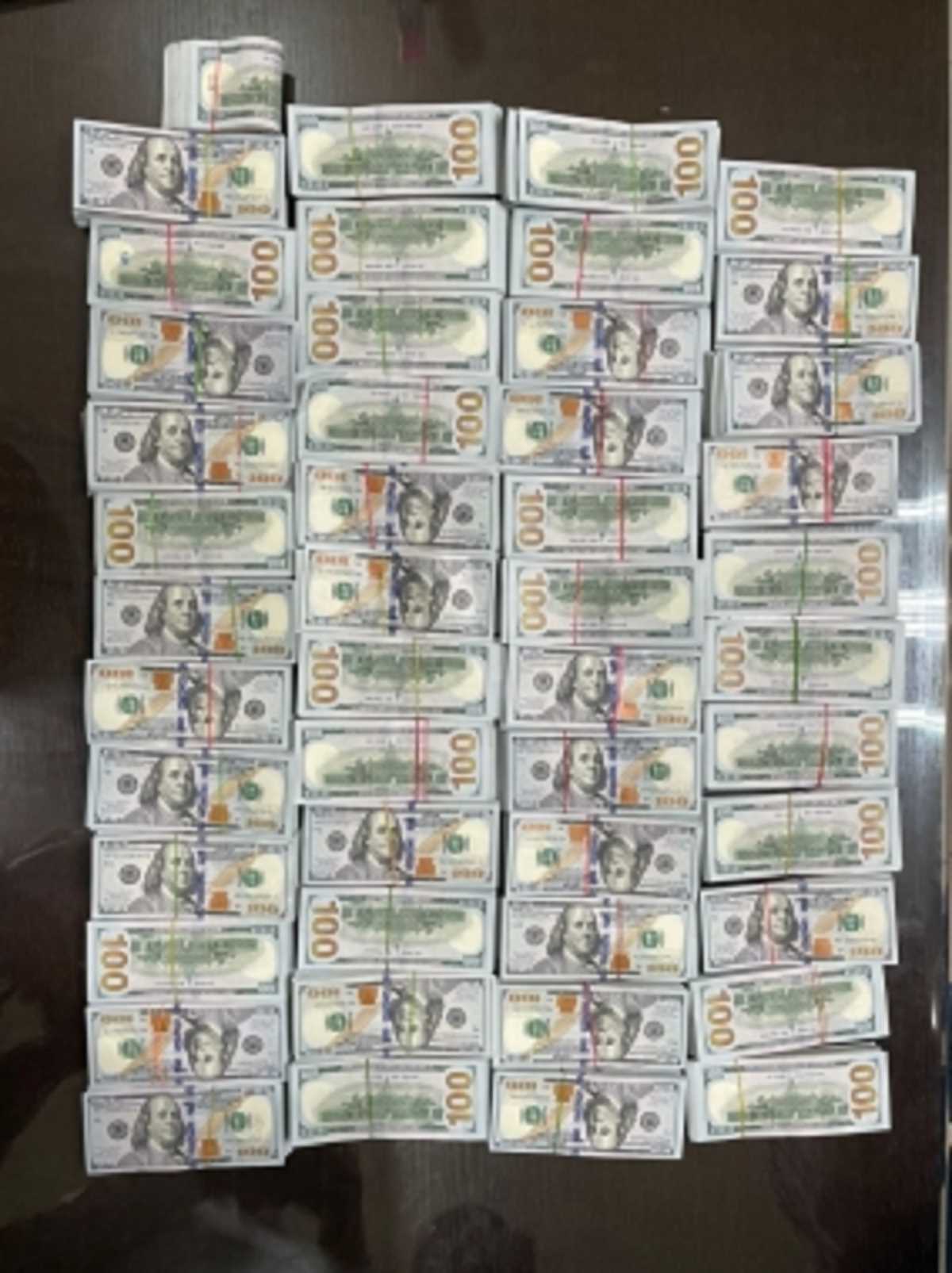 मुंबई एयरपोर्ट पर कस्टम की बड़ी कार्रवाई, तीन यात्रियों से 4,97,000 डॉलर जब्त