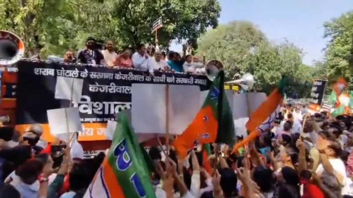 दिल्ली में बीजेपी दफ्तर के बाहर आम आदमी पार्टी का विरोध, हिरासत में लिए गए कई प्रदर्शनकारी