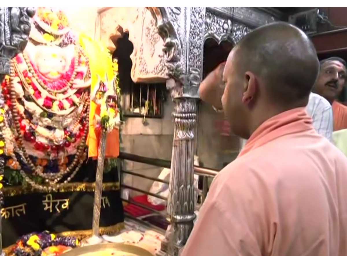 मुख्यमंत्री योगी आदित्यनाथ ने की काल भैरव मंदिर में पूजा अर्चना