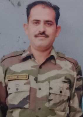 जम्मू-कश्मीर में आतंकवादियों से लड़ते हुए शहीद जवान के लिए शोक सभा की गई आयोजित जम्मू-कश्मीर में आतंकवादियों से लड़ते हुए शहीद जवान के लिए शोक सभा की गई आयोजित