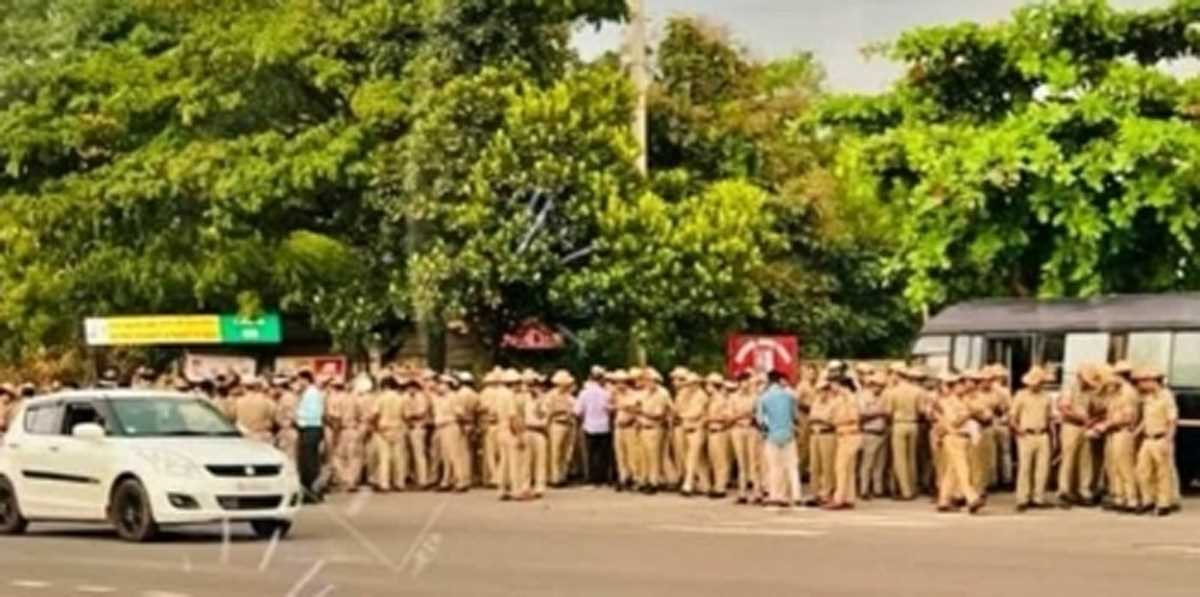कर्नाटक में अवैध टोलगेट को हटाने के लिए लोगों ने कसी कमर, पुलिस ने सुरक्षा बढ़ाई