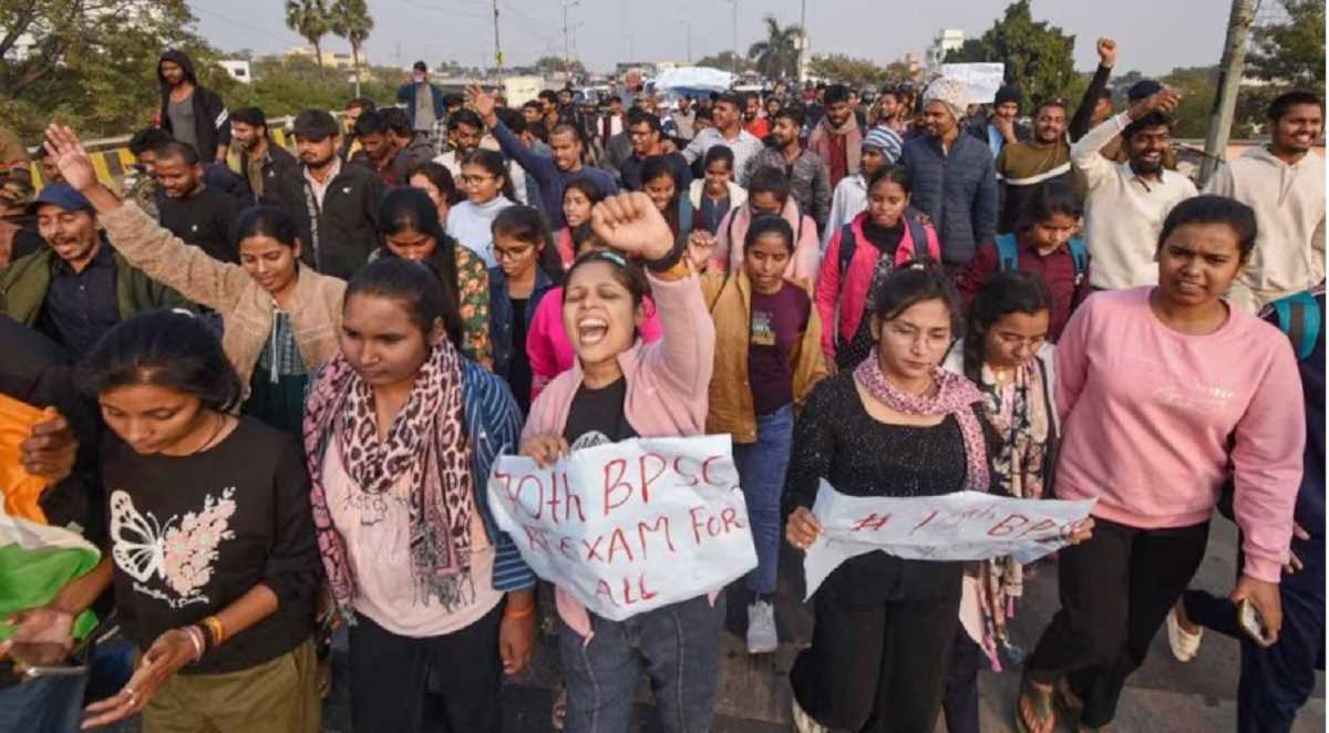 बीपीएससी पीटी पुनर्परीक्षा की मांग को लेकर छात्र संगठनों का चक्का जाम, पटना में भी सड़कों पर उतरे छात्र