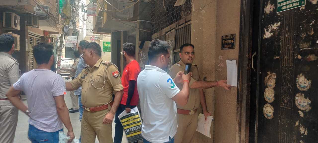 लापता आप विधायक अमानतुल्लाह और बेटे की तलाश तेज, नोएडा पुलिस ने घर पर चस्पा किया नोटिस