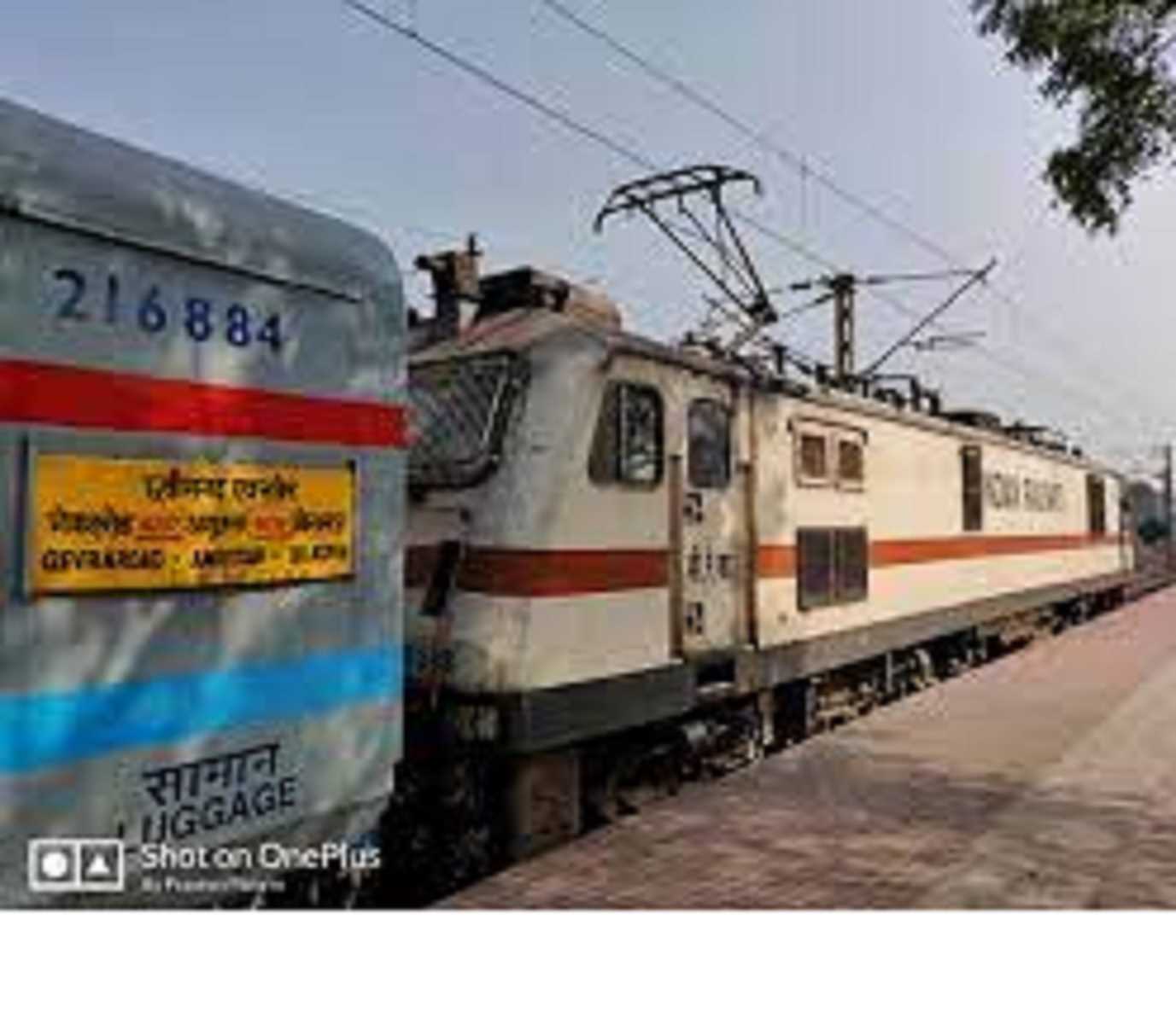 छत्तीसगढ़ एक्सप्रेस बसई पर रुकी, गृह मंत्री ने दिखाई हरी झंडी