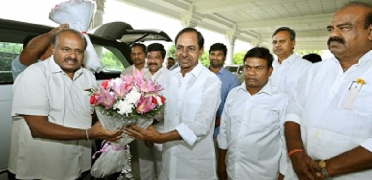 केसीआर, कुमारस्वामी ने की राष्ट्रीय राजनीति पर चर्चा केसीआर, कुमारस्वामी ने की राष्ट्रीय राजनीति पर चर्चा