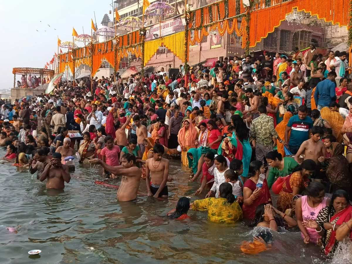 बिहार : कार्तिक पूर्णिमा के मौके पर लोगों ने लगाई गंगा में आस्था की डुबकी