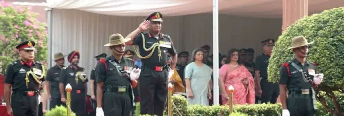 रिटायरमेंट से पहले जनरल मनोज पांडे को दिया गया गार्ड ऑफ ऑनर