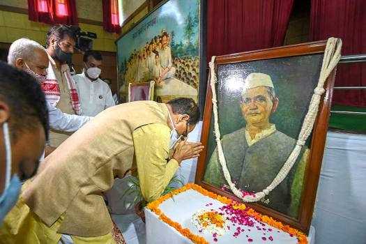 पूर्व प्रधानमंत्री लालबहादुर शास्त्री को शिवराज सिंह चौहान ने किया नमन