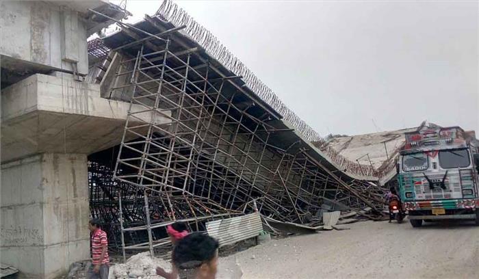 उप्र के बस्ती में NH-28 पर फ्लाइओवर गिरा, चार घायल, दो के मलबे में दबे होने की आशंका