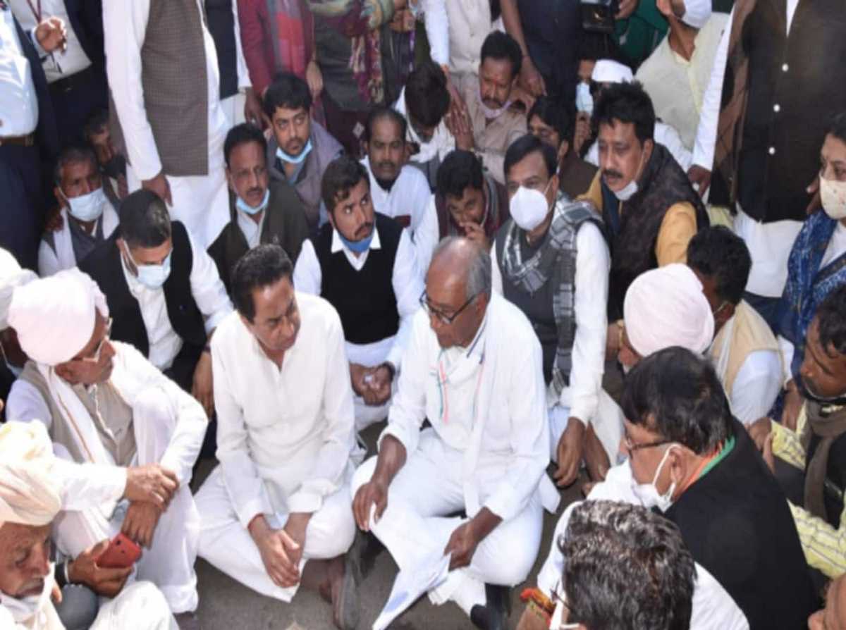 भोपाल में कांग्रेसियों के साथ कमलनाथ बैठे सड़क पर