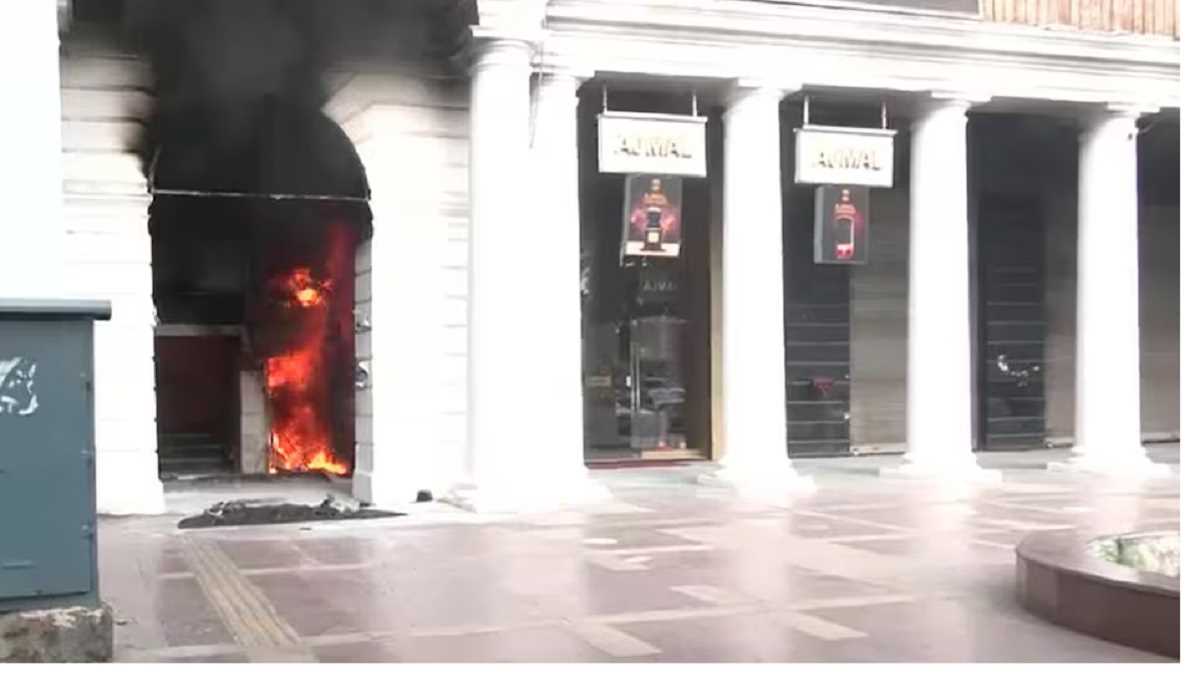 दिल्ली के कनॉट प्लेस के एटीएम में लगी भीषण आग