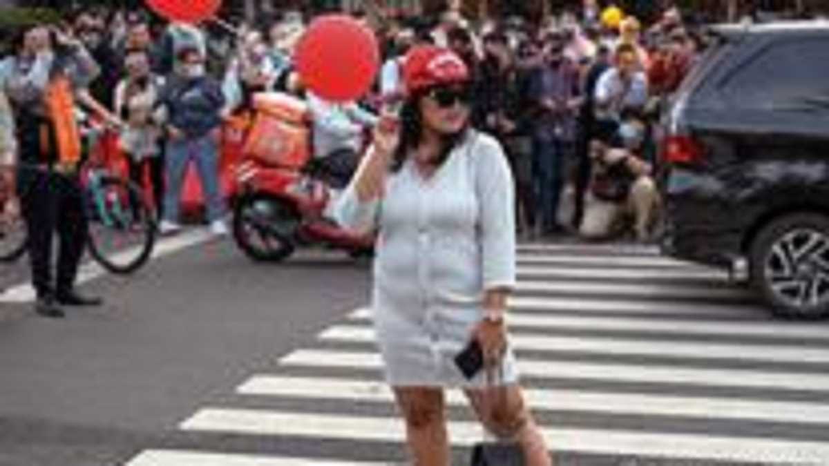 जकार्ता में युवाओं के लिए पैदल पार पथ बना फैशन शो का मंच