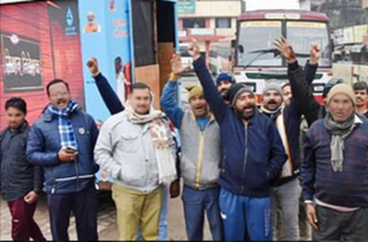 उत्तर प्रदेश में ट्रक ड्राइवरों का आंदोलन जारी, पेट्रोल की आपूर्ति बुरी तरह प्रभावित