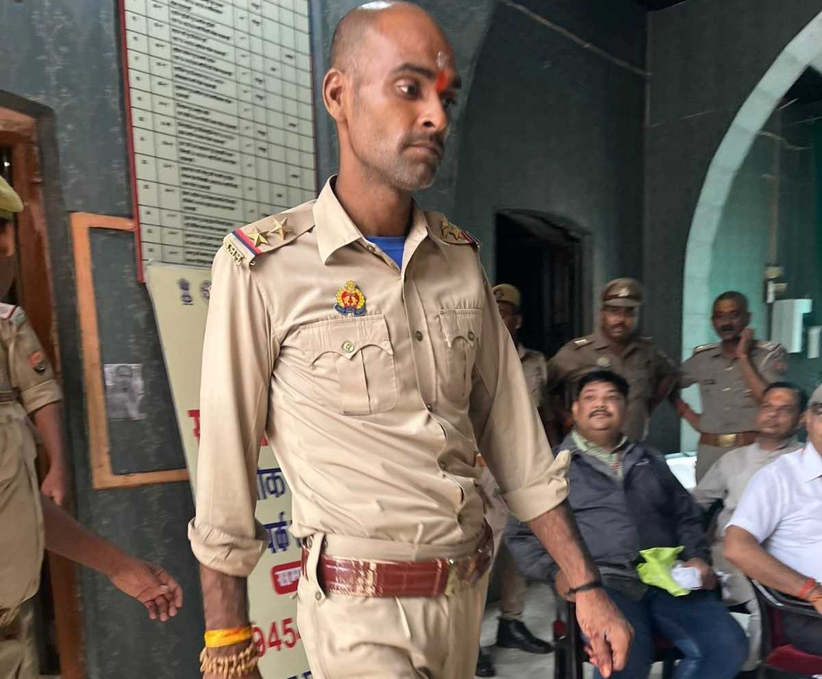 काशी विश्वनाथ मंदिर में फर्जी दरोगा पकड़ाया