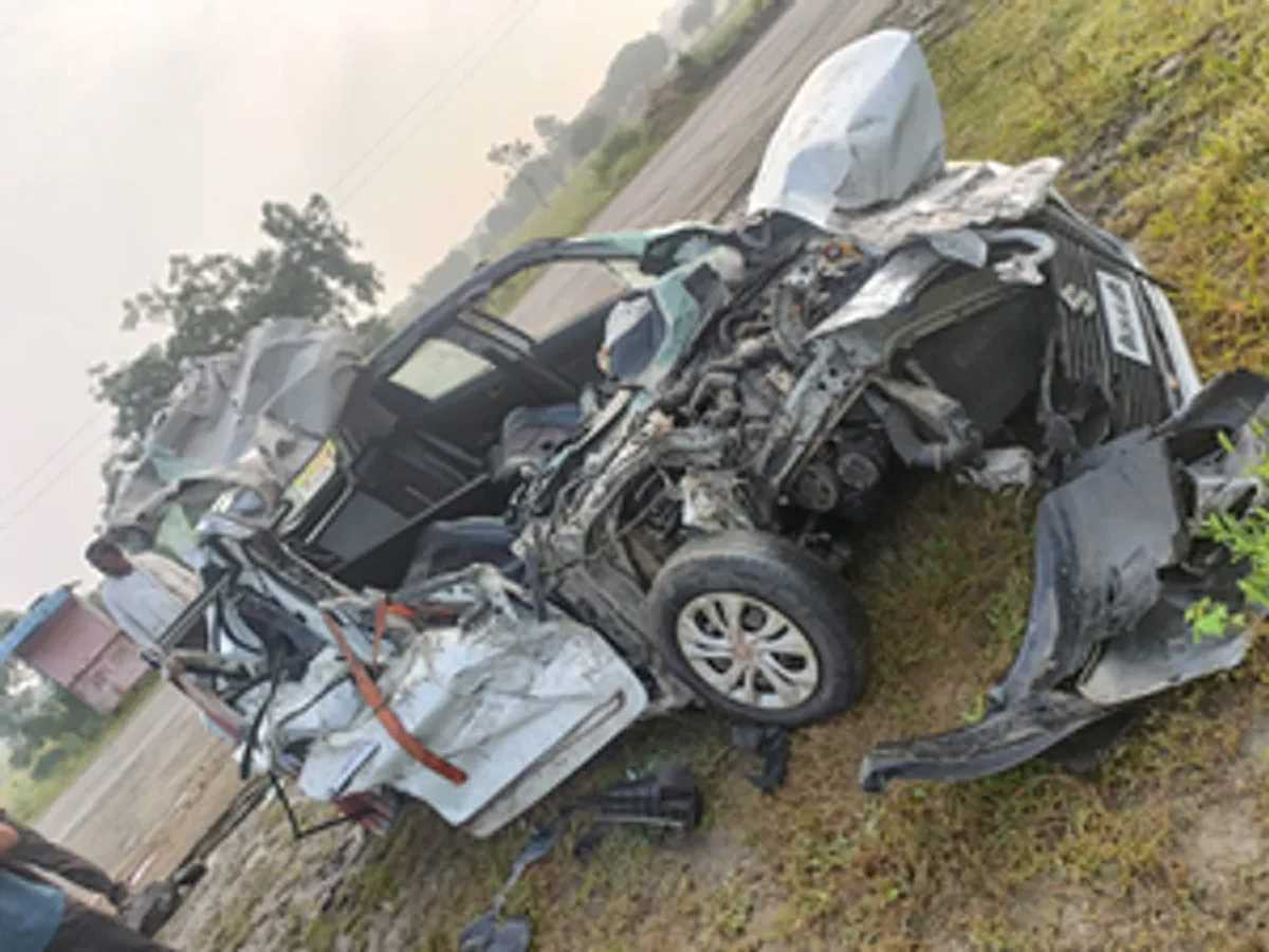 बीड में कार और कंटेनर के बीच भीषण भिड़ंत, चार लोगों की मौके पर ही मौत