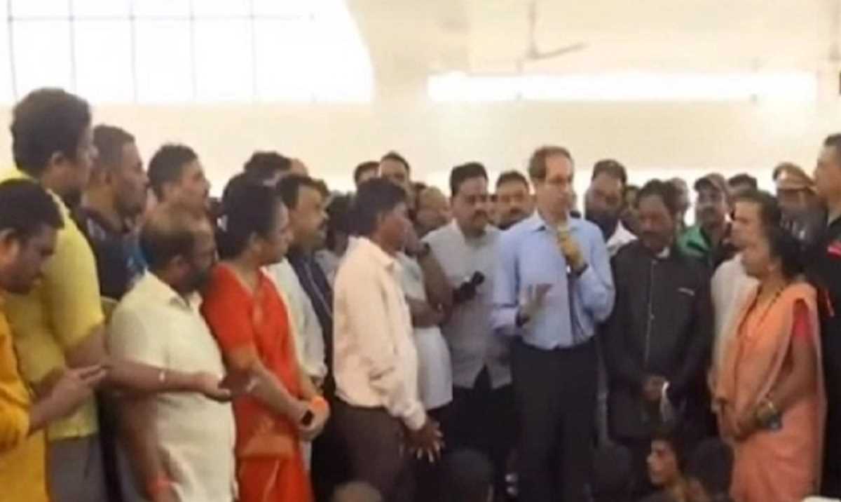 रायगढ़ के प्रभावितों से मिले उद्धव ठाकरे, हरसंभव मदद का दिया भरोसा रायगढ़ के प्रभावितों से मिले उद्धव ठाकरे, हरसंभव मदद का दिया भरोसा