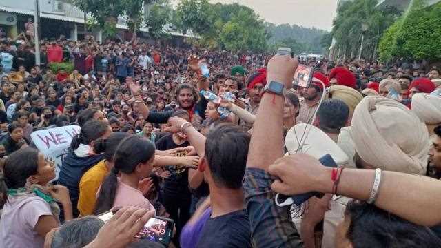 मोबाइल के बाहर भी हैं वाट्सएप विश्वविद्यालय