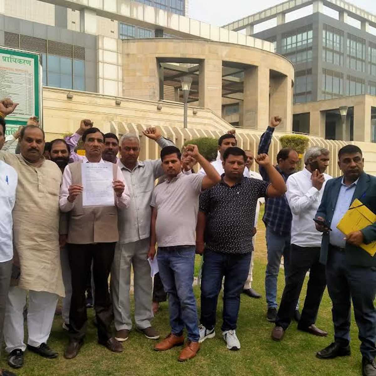 पतवाड़ी गांव में किसान की आबादी तोड़े जाने पर किसानों ने किया ग्रेनो प्राधिकरण पर प्रदर्शन