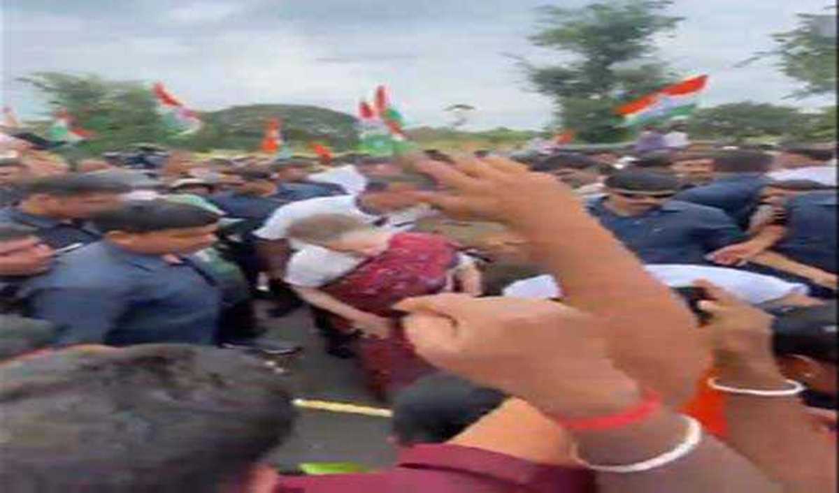 सोनिया और राहुल ने भीड़ में गिरी बच्ची की मदद की