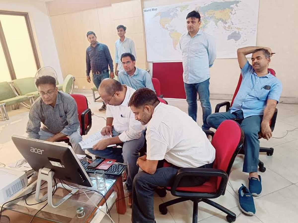 जीबीयू में नव प्रवेशार्थी छात्रों से वार्ताकर समस्याओं का किया निराकरण