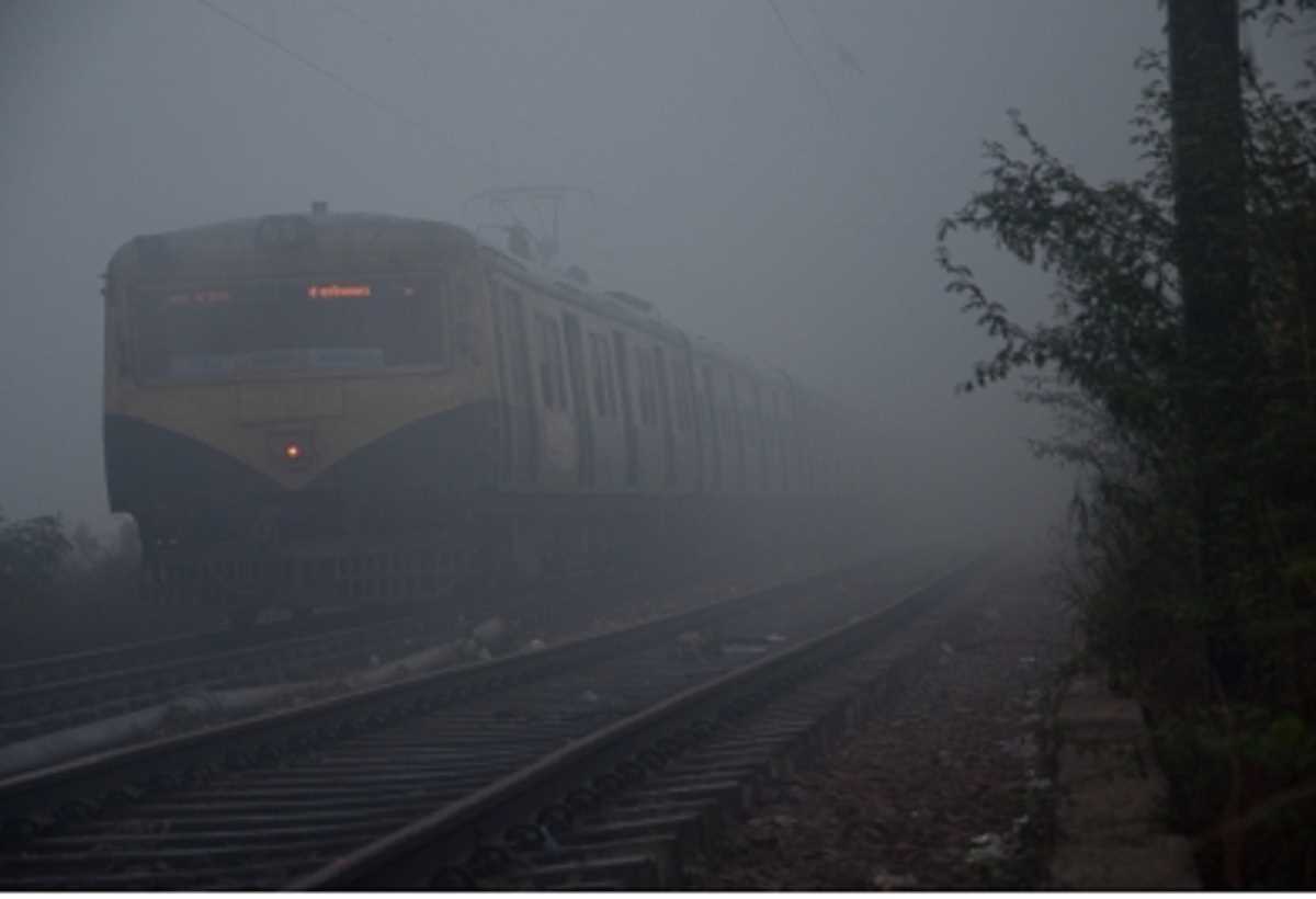 Delhi Train List News: कोहरे ने ट्रेनों की रफ्तार पर लगाई ब्रेक, 29 ट्रेनें कई घंटे लेट, Delhi Train List News: कोहरे ने ट्रेनों की रफ्तार पर लगाई ब्रेक, 29 ट्रेनें कई घंटे लेट,