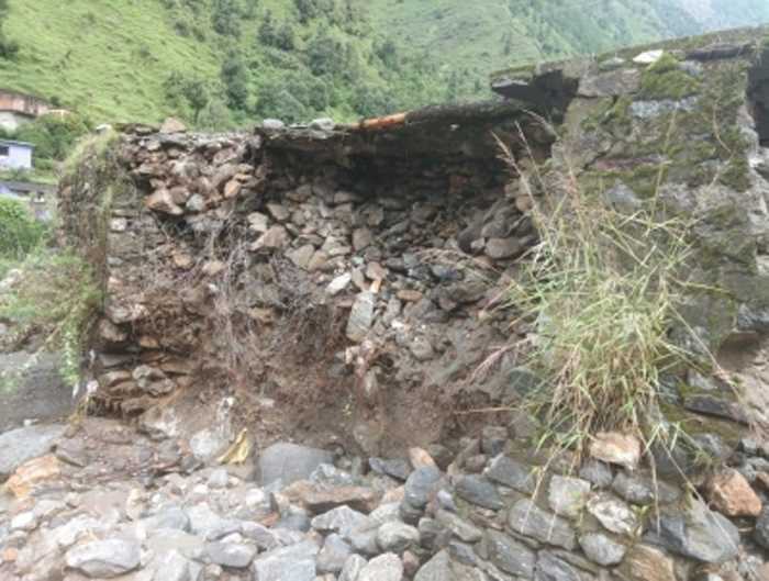 उत्तराखंड में कहर बनकर टूटी बारिश, कहीं हुआ भूस्खलन तो कहीं पूरा इलाका हुआ जलमग्न, 122 सड़कें बंद