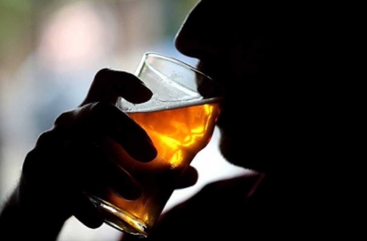 बिहार के सारण में जहरीली शराब पीने से शराब से मरने वालों की संख्या 9 पहुंची, 17 की गई आंखों की रोशनी बिहार के सारण में जहरीली शराब पीने से शराब से मरने वालों की संख्या 9 पहुंची, 17 की गई आंखों की रोशनी
