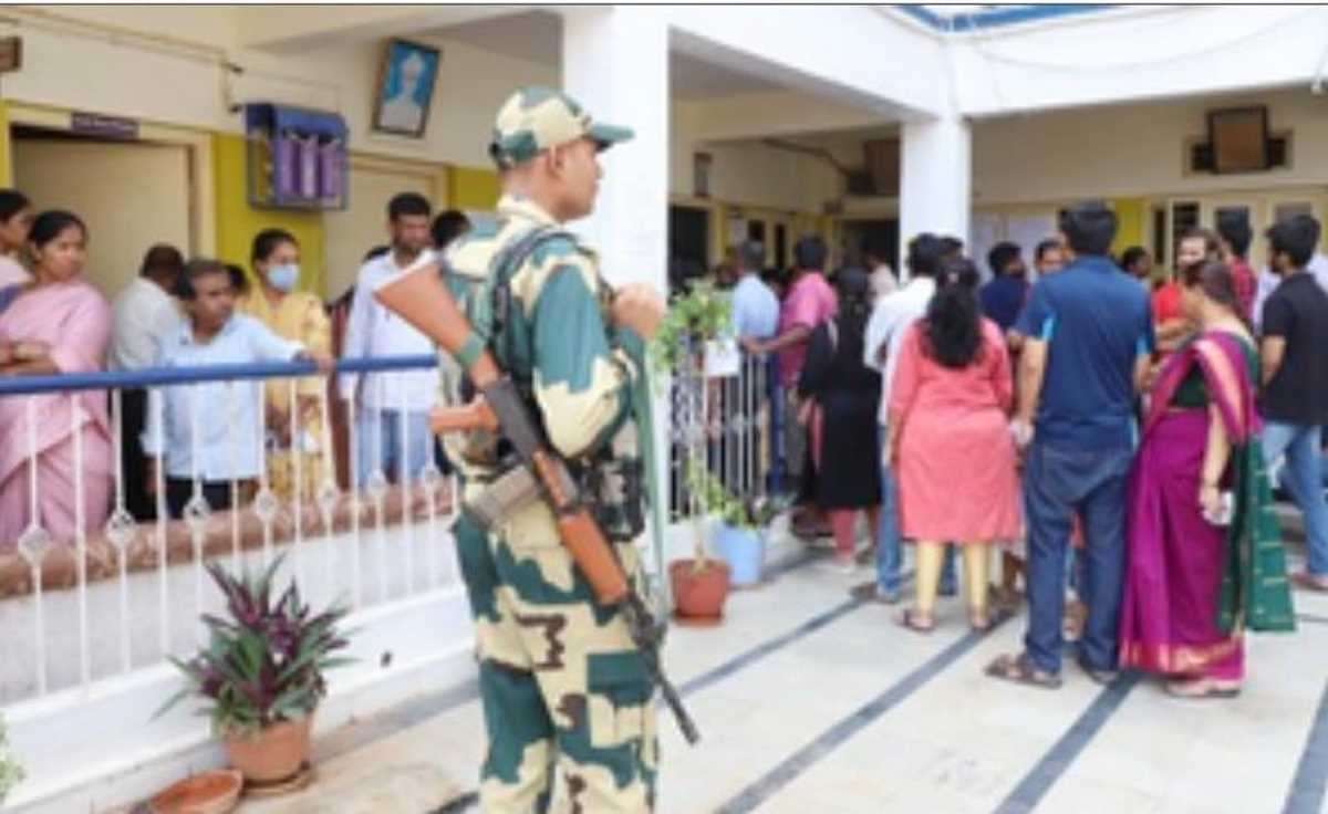 झारखंड के पांच जिलों के दुरूह इलाकों में हेलीकॉप्टर से बूथों तक पहुंचाई जाएंगी पोलिंग पार्टियां