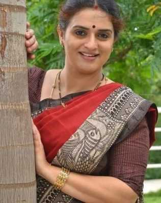 बहुभाषी अभिनेत्री पवित्रा लोकेश ने शहर के पुरम पुलिस स्टेशन में कुछ लोगों के खिलाफ शिकायत दर्ज कराई