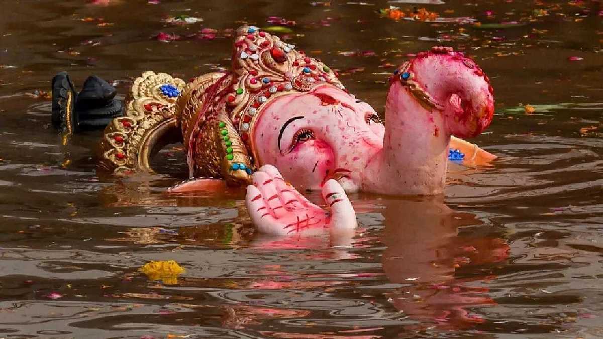 गणेश विसर्जन जुलूस के दौरान हुए विवाद में चार लोग घायल गणेश विसर्जन जुलूस के दौरान हुए विवाद में चार लोग घायल