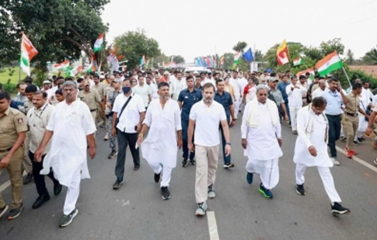 भारत जोड़ो यात्रा : कर्नाटक में बहिष्कृत दलित परिवार से मिले राहुल गांधी