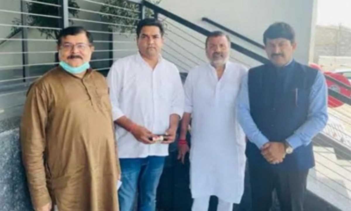 BJP सांसद निशिकांत दुबे और मनोज तिवारी समेत 9 पर FIR, देवघर ATC में जबरन घुसने का आरोप BJP सांसद निशिकांत दुबे और मनोज तिवारी समेत 9 पर FIR, देवघर ATC में जबरन घुसने का आरोप