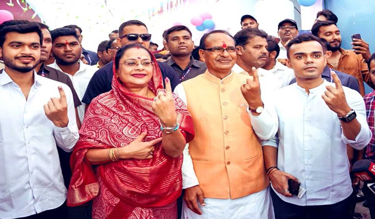 शिवराज सिंह चौहान ने परिवार के साथ किया मतदान शिवराज सिंह चौहान ने परिवार के साथ किया मतदान