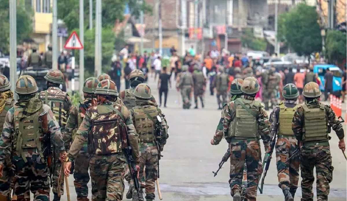 मणिपुर के हिंसाग्रस्त जिले में 70 से ज्यादा घरों में आगजनी, कमांडो तैनात