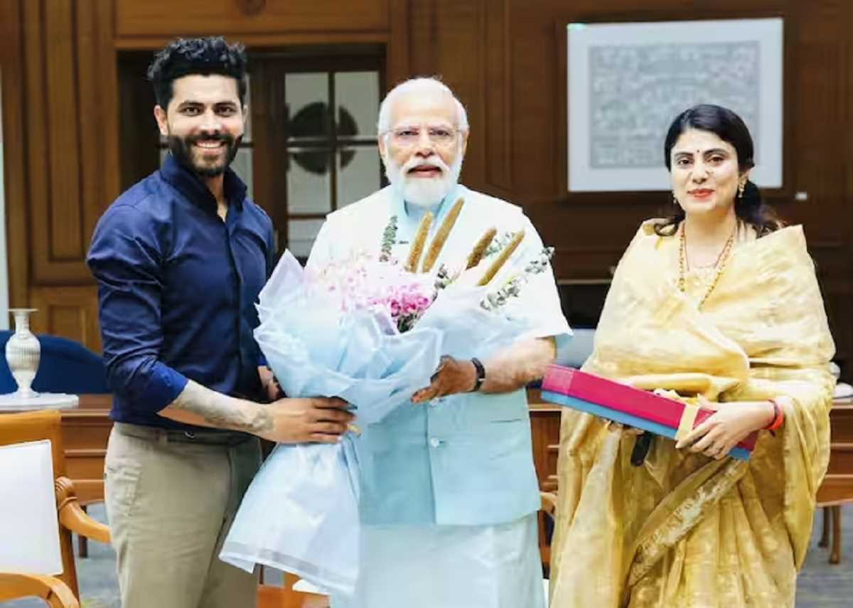 भारतीय क्रिकेटर रवींद्र जडेजा ने पीएम मोदी से की मुलाकात, पत्नी एवं भाजपा विधायक रिवाबा जडेजा भी रहीं साथ भारतीय क्रिकेटर रवींद्र जडेजा ने पीएम मोदी से की मुलाकात, पत्नी एवं भाजपा विधायक रिवाबा जडेजा भी रहीं साथ