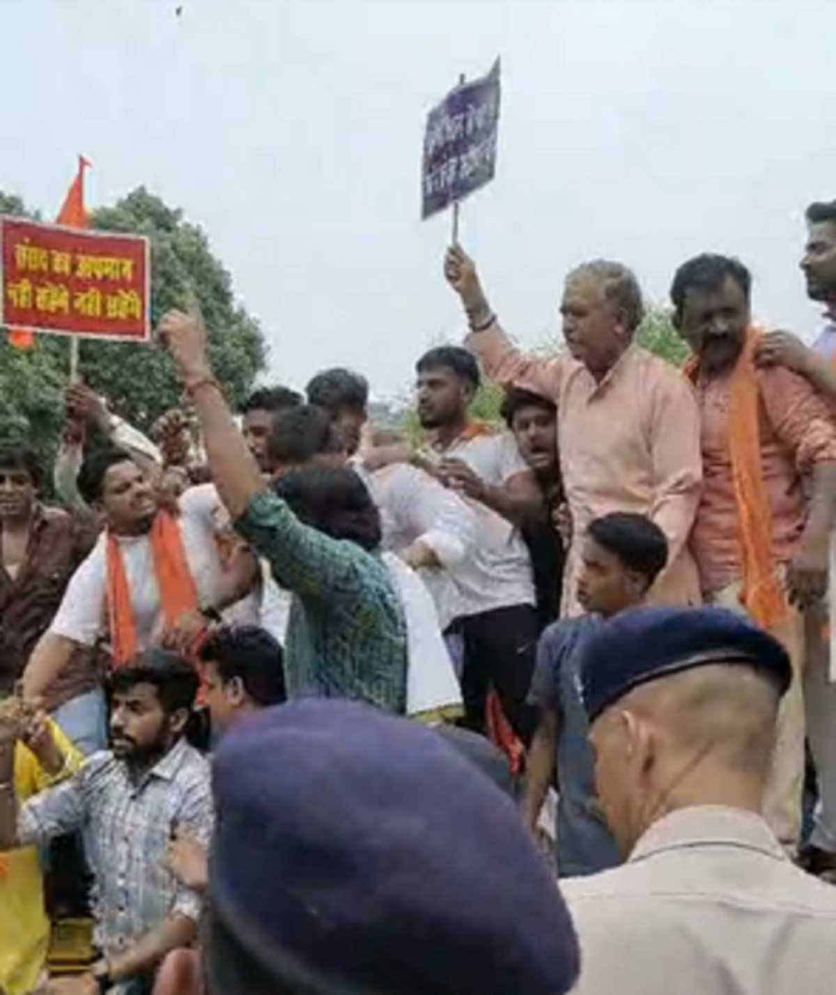 सांसद असदुद्दीन ओवैसी के खिलाफ जंतर-मंतर पर हिंदूवादी संगठनों ने किया प्रदर्शन